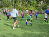 Laatste training S.K.N.W.K. JO7-1 (partijtje tegen de ouders) van maandag 27 mei 2024 (92/180)